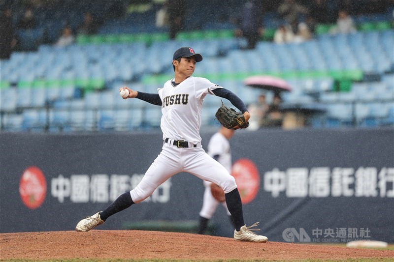 2025中信盃台日高中棒球對抗賽27日續在新莊棒球場舉行，首場由宜蘭羅東高工對上日本九州聯隊，九州派出新垣有絃（圖）擔任先發投手。中央社記者翁睿坤攝 114年12月27日