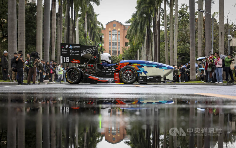 台大賽車隊舉行第6代賽車「Epsilon 6」動態展演，吸引師生與民眾圍觀。中央社記者鄭清元攝　114年12月27日