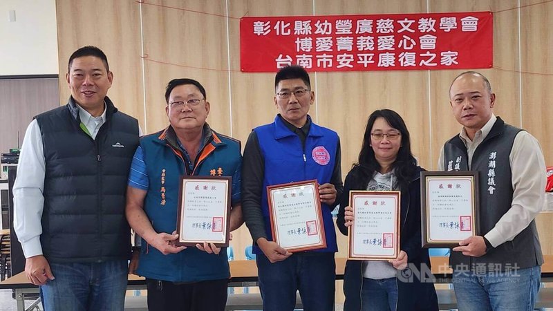 來自彰化與台南慈善單位「愛無距離、善無界限」跨縣市公益活動27日天在馬公石泉活動中心，由澎湖縣副議長藍凱元（右）代表捐贈，不僅補足弱勢家庭及弱勢團體的生活所需，更為離島居民帶來關懷與鼓勵。中央社   114年12月27日