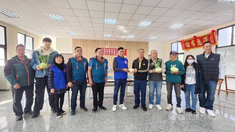 來自彰化與台南慈善單位「愛無距離、善無界限」跨縣市公益活動27日天在馬公石泉活動中心舉行，由澎湖縣副議長藍凱元代表捐贈（右4），並石泉社區發展協會代表接受，將轉送至縣內各弱勢家庭與團體。中央社   114年12月27日