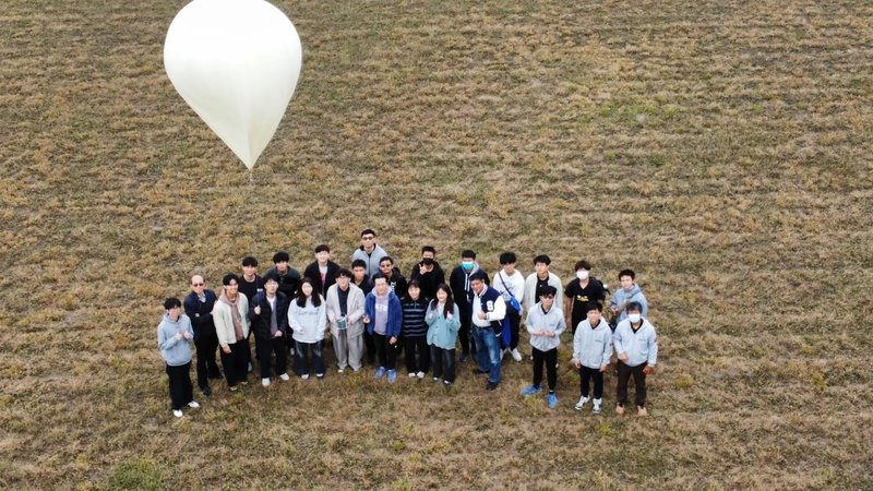 國立成功大學太空系統工程研究所27日完成年度探空氣球釋放任務，自主開發研製1.5U教學立方衛星也首次隨探空氣球升空驗證。（成功大學提供）中央社記者張榮祥台南傳真 114年12月27日