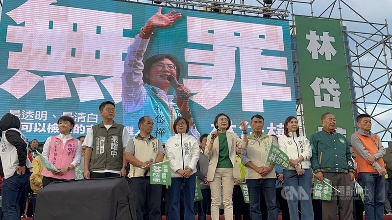 爭取民主進步黨提名參選高雄市長的民進黨籍立委林岱樺（前右5）27日在鳳山區辦造勢大會，涉助理費案的林岱樺表示，「最新的判決更加證明我無罪堅持是對的」，自信最終會獲判無罪。中央社記者林巧璉攝　114年12月27日