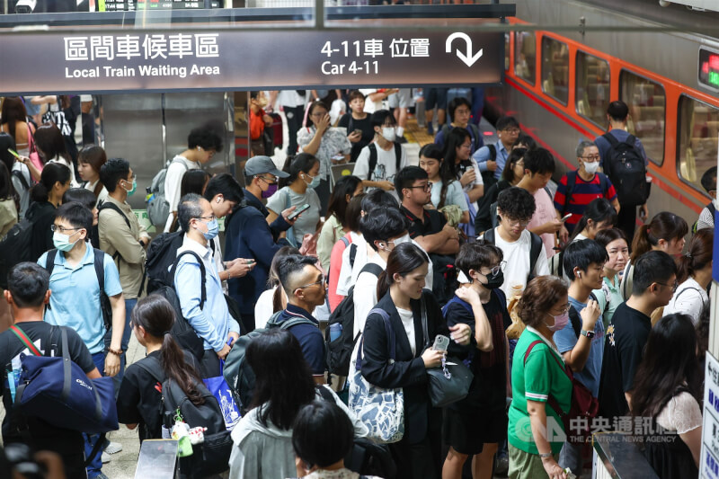 圖為台鐵台北車站月台人潮。（中央社檔案照片）
