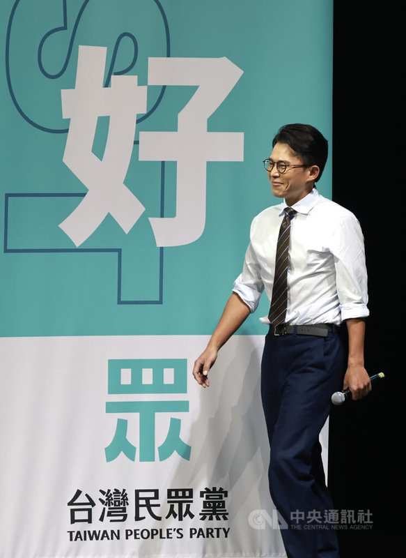 台灣民眾黨主席黃國昌（圖）27日下午在新北市新莊區出席「為新北應援 X DO THE BEST」活動，在台上現身時受到全場支持者熱情歡呼相迎。中央社記者趙世勳攝 114年12月27日