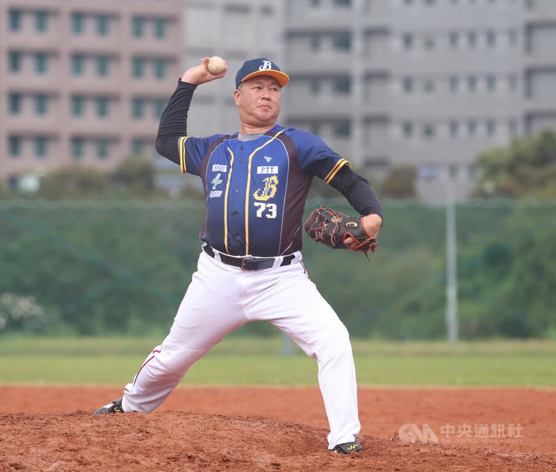 由台灣棒球記者作家協會主辦的第8屆新聞盃軟式棒球賽一連兩天在台北市觀山棒球場舉行，27日中信兄弟隊推出昔日日本籍洋將養父鐵登板投球，掀起回憶殺。中央社記者張新偉攝 114年12月27日