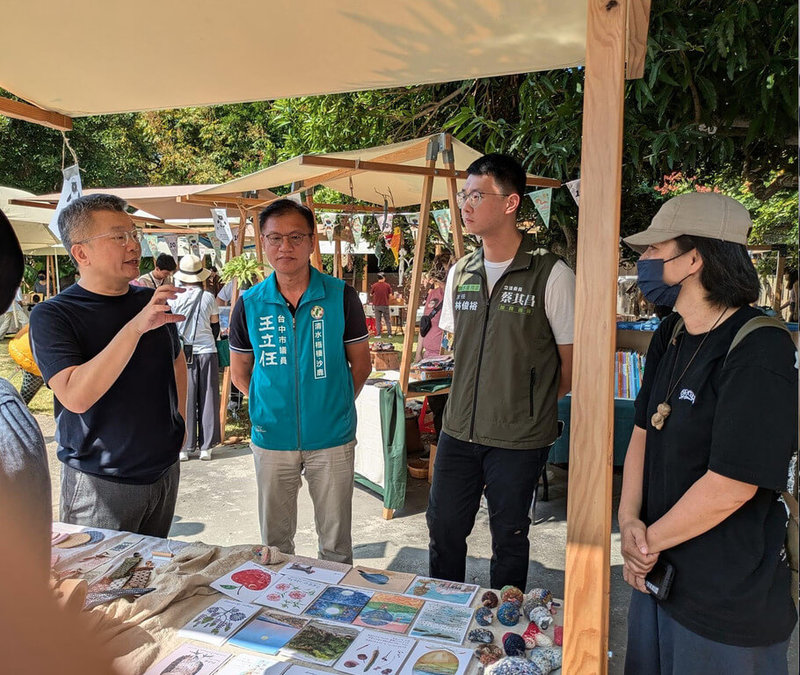 位於台中市清水區的「海灣繪本館」原有館舍老舊，經民進黨籍立委蔡其昌（左）爭取經費整建，27日重新開館，並舉辦「繪本生活節」吸引民眾參與。（蔡其昌辦公室提供）中央社記者趙麗妍傳真　114年12月27日