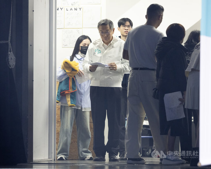 台灣民眾黨27日在新北市新莊宏匯廣場舉辦「為新北應援」大型活動，創黨主席柯文哲（左2）以神秘嘉賓身分出席。中央社記者趙世勳攝 114年12月27日