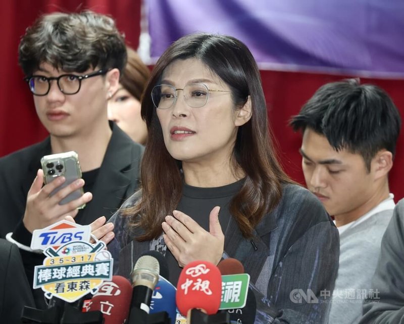 針對2026地方選舉，國民黨主席鄭麗文（中）27日下午受訪時表示，所有現任縣市長，只要符合施政良好、成績卓著、受到民眾高度支持，國民黨就會採取「現任優先」，這個原則當然也適用在新竹市。中央社記者張皓安攝　114年12月27日