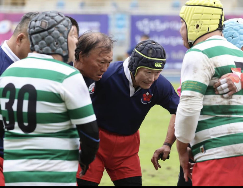 第6屆台北元坤盃7人制國際大專橄欖球邀請賽熱鬧開踢，賽事創辦人杜元坤（後右）27日親自下場參加長春組表演賽。（元坤運動文創產業有限公司提供）中央社記者黎建忠傳真 114年12月27日