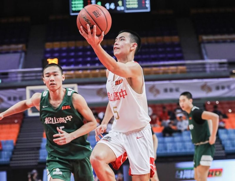 114學年度HBL高中籃球聯賽南山高中27日與松山高中正面交鋒，靠著石靖瑜（持球者）飆進生涯新高31分，助隊終場以101比97取勝，也確定以男子複賽B組龍頭之姿晉級8強。（高中體總提供）中央社記者陳容琛傳真 114年12月27日