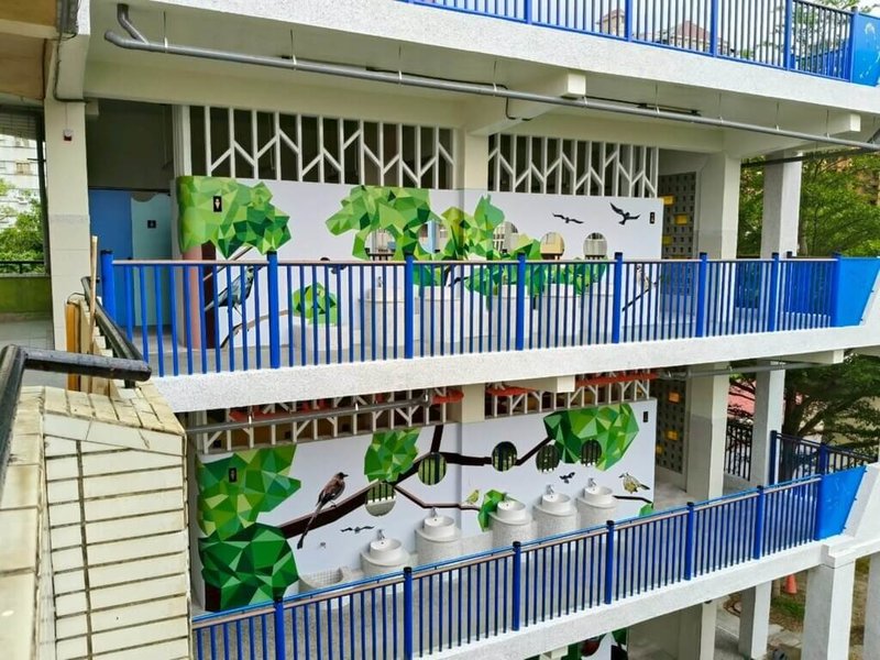 為讓國中小學生擁有更安全舒適的學習場域,行政院自113至114年投入20億元,支持教育部推動「公立中小學校園環境安全改善計畫」。高雄市正興國小將原本鏽蝕的女兒牆更新為鋁合金欄杆,提升使用者行進的安全。(教育部提供)中央社記者許秩維傳真 114年12月28日