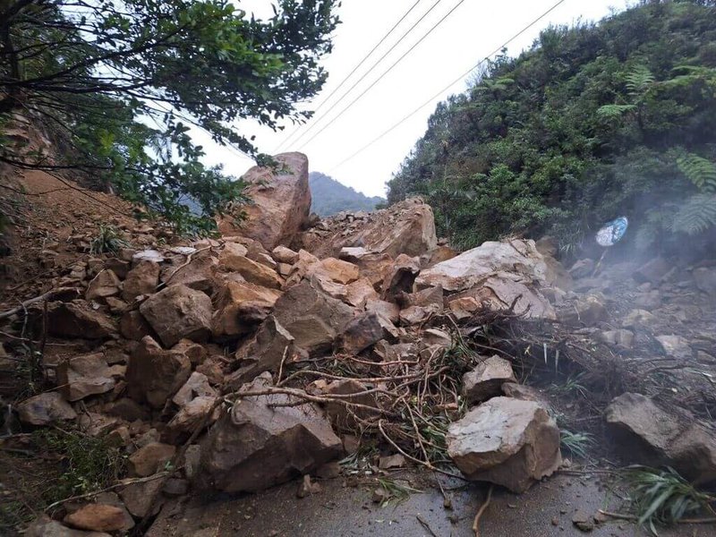 新北市平溪區106線72.3公里處邊坡，28日凌晨1時許大面積坍方，巨石滾落至路面幸無人受傷，但雙向交通受阻，現場已有3台大型怪手進駐加快清理速度，預估下午3時前恢復單線通行。（讀者提供）中央社記者王朝鈺傳真 114年12月28日