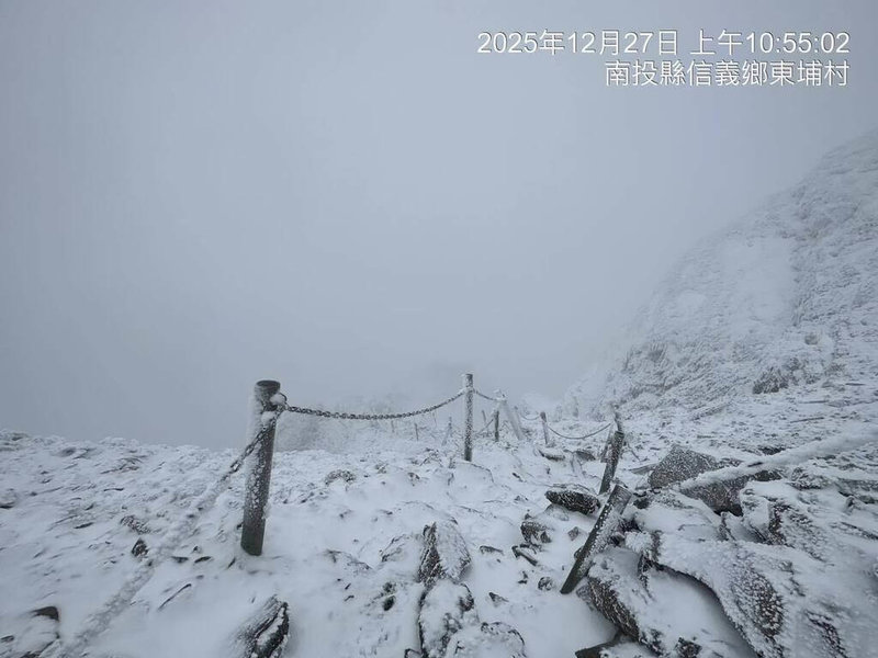 國家公園署28日提醒，雪季登山具高度風險，手機電池在低溫下續航力易大幅下降，應帶備用電源避免失聯。圖為27日玉山冰雪岩混合地形情形。（玉山國家公園管理處提供）中央社記者高華謙傳真　114年12月28日