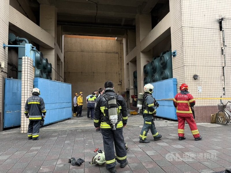 北市警消28日獲報，台北捷運忠孝復興站旁的變電站發生火警，經查為1樓起火且燒燬變壓器，無人受傷、受困。（翻攝照片）中央社記者黃麗芸傳真 114年12月28日