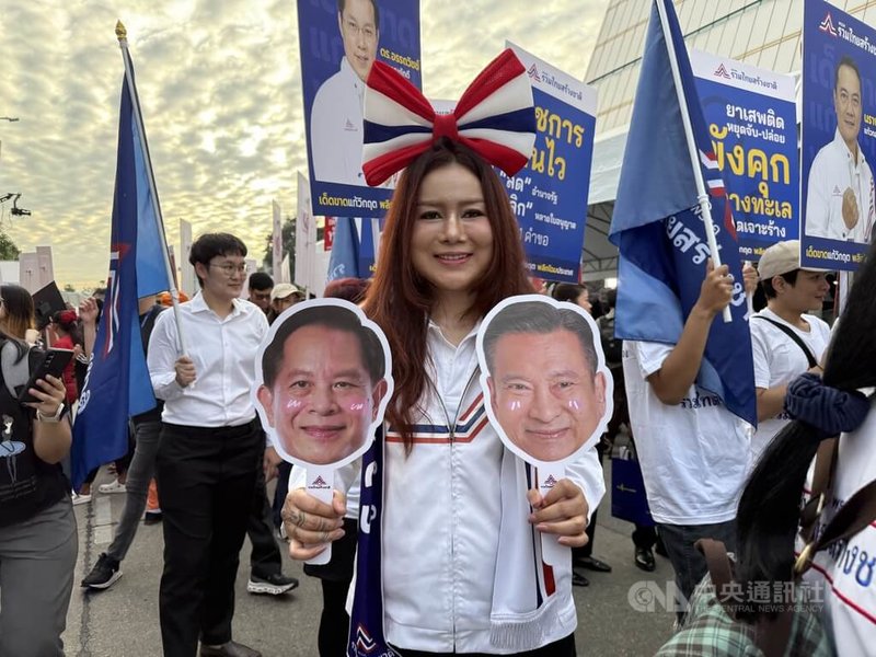 泰國政黨28日提交總理候選人名單,各政黨的支持者熱情集結,揮舞看板、喊口號,為心中人選全力動員。中央社記者李宗憲曼谷攝 114年12月28日