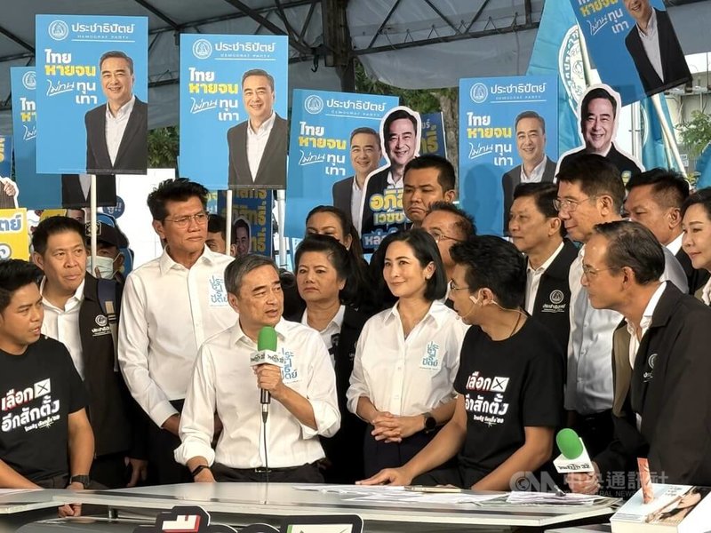 泰國民主黨黨主席艾比希(前中)登記參選總理後,接受泰國媒體訪問。中央社記者李宗憲曼谷攝 114年12月28日