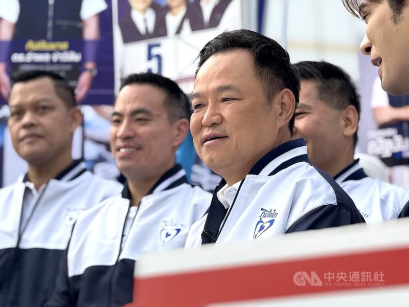 泰國總理阿努廷（左3）是泰自豪黨黨魁，作為該黨推派的總理候選人，他表示泰自豪黨不會觸及刑法第112條，無論是修改刑法、憲法修正案或特赦。中央社記者李宗憲曼谷攝　114年12月28日