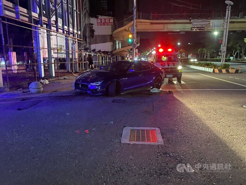 李姓駕駛28日清晨酒後駕駛小客車，載4名友人準備返回租屋處，行經台中西屯區1處路口時，不慎自撞路旁石墩，駕駛經警方酒測發現超標，除被依法送辦，車上其餘人也都被依酒駕連坐罰開單告發。（翻攝照片）中央社記者蘇木春傳真　114年12月28日