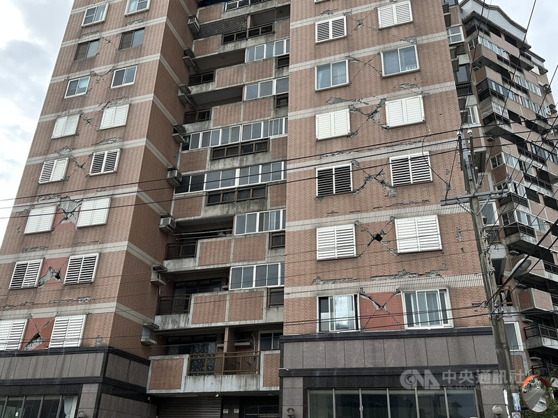 宜蘭外海27日晚間發生芮氏規模7地震，花蓮震度4級，議員憂心0403強震後遭列管的紅、黃單大樓安全問題；吉安鄉的「山海觀」大樓將進行弱層補強工程。中央社記者李先鳳攝　114年12月28日