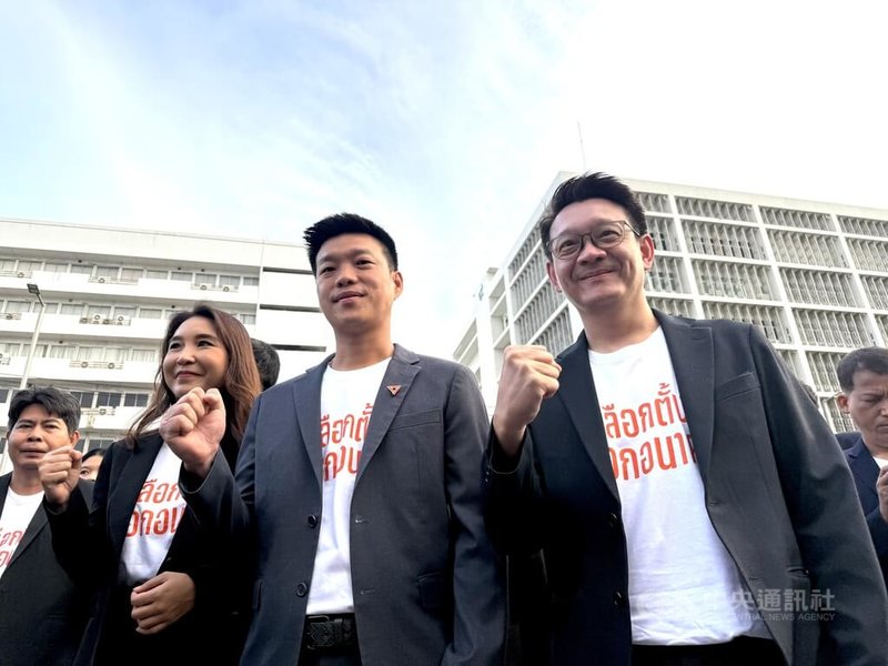 泰國人民黨推舉3名總理候選人，分別為呼聲最高的黨魁納塔彭（右2）、副主席希里甘雅（左2）和維拉育特（右1），3人今天登記參選。中央社記者李宗憲曼谷攝　114年12月28日