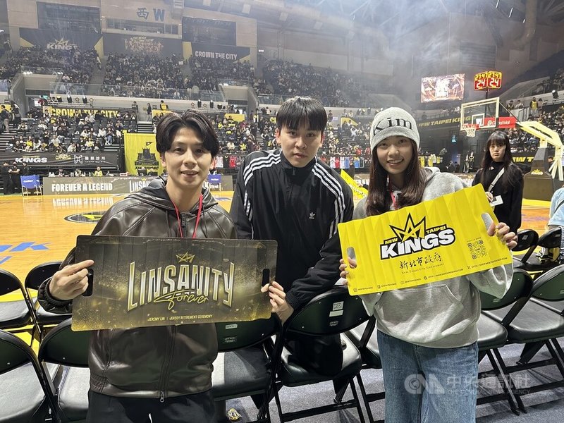 台裔球星林書豪28日晚間將在新莊體育館舉行球衣退休儀式，包括林郁婷（前左起）、邱相榤、羅嘉翎等運動名將到場觀禮。中央社記者黎建忠攝　114年12月28日