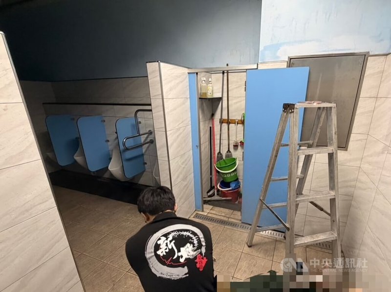 新北市五股區某國小因昨27日深夜強震，造成校內水管漏水，校工疑架梯在廁所檢修時意外跌落，經人發現送醫後仍宣告不治。 （翻攝照片）中央社記者王鴻國傳真 114年12月28日