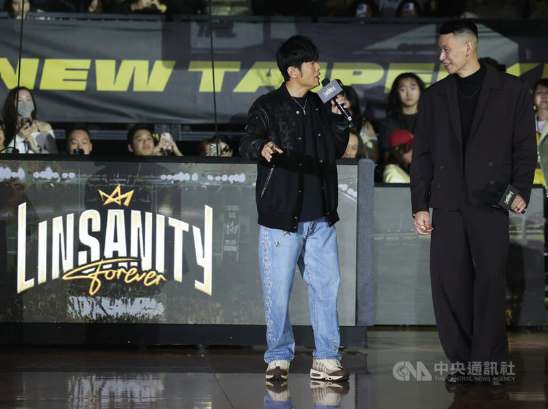 台灣職業籃球大聯盟（TPBL）新北國王28日在新莊體育館為退役球星林書豪（前右）舉辦球衣退休儀式，歌手周杰倫（前左）以神秘嘉賓現身，獻上祝福。中央社記者張新偉攝　114年12月28日