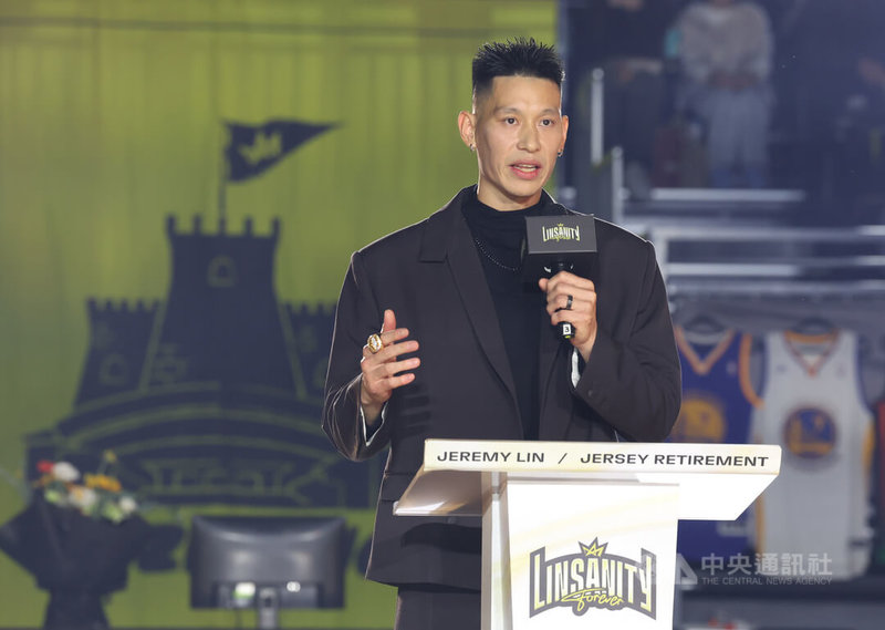 台裔籃球球星林書豪(圖)球衣退休儀式28日舉行,致詞時,林書豪罕見提及自己的另一半,「我們當男、女朋友4年,這段期間只要我們外出,都要當陌生人,吃飯被認出來就要馬上打包走人,很感謝她在背後默默承受這一切」。中央社記者張新偉攝 114年12月28日