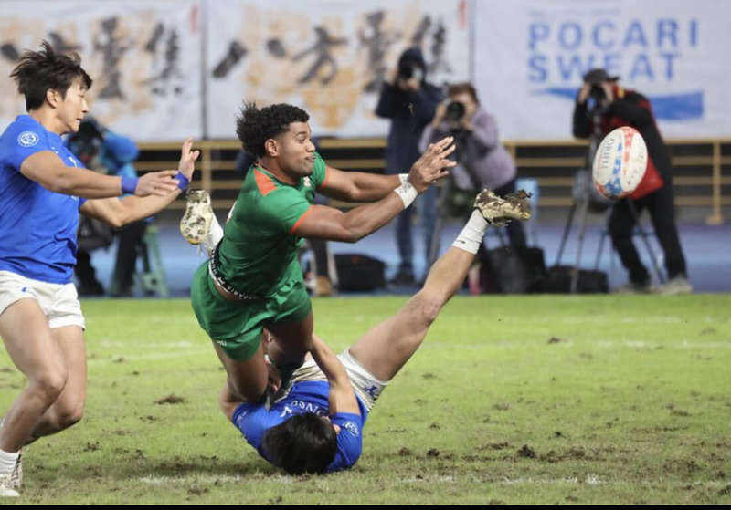 2025第6屆台北元坤盃國際大專七人制橄欖球邀請賽28日圓滿落幕，日本拓殖大學（綠衣者）擊敗首次參賽的韓國延世大學，完成公開組3連霸。（元坤運動文創產業有限公司提供）中央社記者黎建忠傳真　114年12月28日