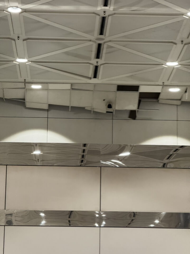 宜蘭外海27日晚間發生7.0強震，桃園國際機場的天花板被旅客目擊鋼架斷裂、板子掉落。（旅客提供）中央社記者葉臻傳真 114年12月27日