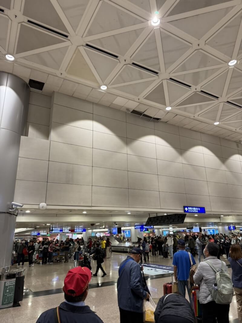 宜蘭外海27日晚間發生7.0強震，旅客目擊桃園國際機場的天花板鋼架斷裂、板子掉落，現場旅客紛紛閃避。（旅客提供）中央社記者葉臻傳真 114年12月27日