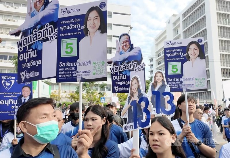 支持泰自豪黨的民眾高舉總理候選人海報,並呼喊口號表達支持。中央社記者李宗憲曼谷攝 114年12月28日
