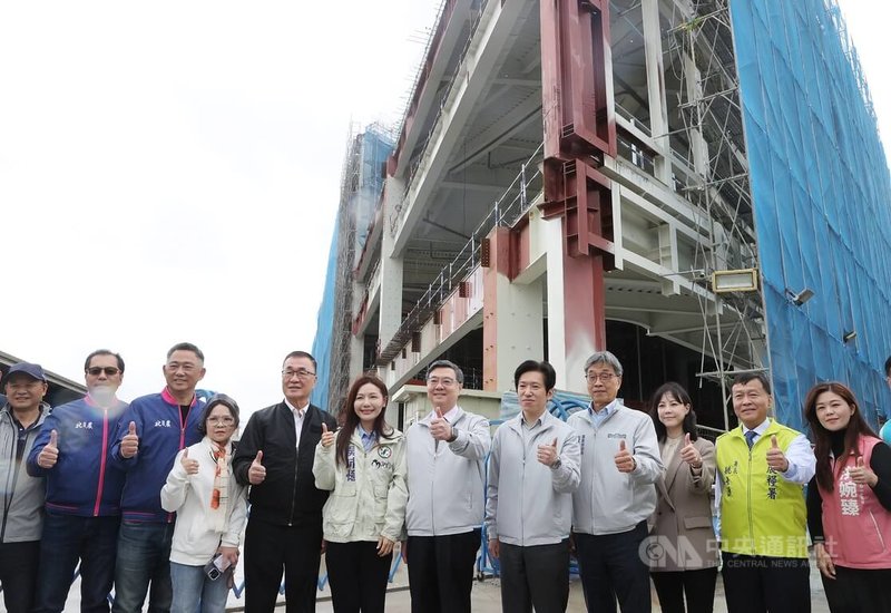 行政院長卓榮泰（右6）28日上午視察台北第一果菜批發市場。包括行政院秘書長張惇涵（右5）、農業部長陳駿季（右4）、發言人李慧芝（右3）陪同出席。台北市政府方面，副市長李四川（左5）代表出席；另台北農產運銷公司董事長楊鎮浯（左3）、立委吳沛憶（左6）都到場聽取果菜市場改建工程簡報。中央社記者郭日曉攝 114年12月28日