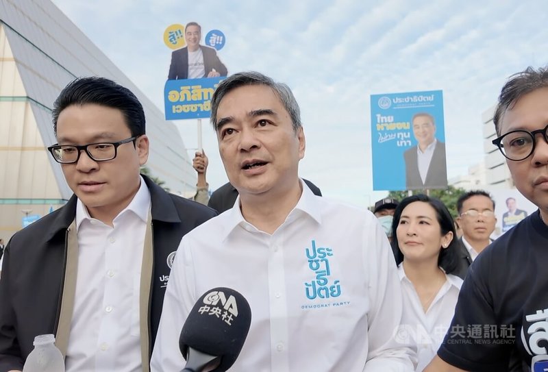泰國最老牌的政黨民主黨黨主席艾比希曾任泰國總理，他28日登記參選總理後接受中央社專訪，表示民主黨主張以「乾淨政治」重建社會信任，並全面打擊貪腐與詐騙問題。中央社記者李宗憲曼谷攝　114年12月28日