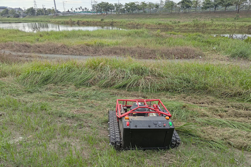 台南市政府水利局邀集工研院及在地廠商研發「智慧割草機器人」，盼提升滯洪池周邊環境維護效率，已在仁德滯洪池完成場域作業實證。（台南市政府提供）中央社記者楊思瑞台南傳真　114年12月28日