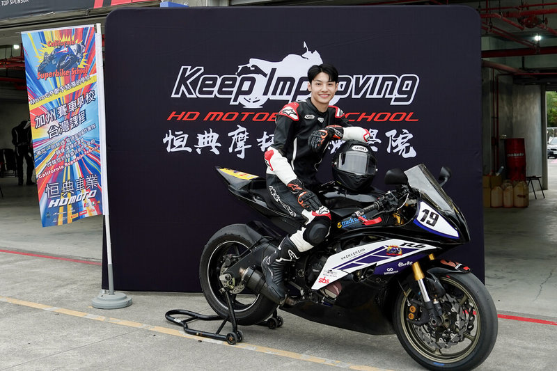 演員王君豪（右）主演台日合資漫改BL劇「秘密關係Secret Lover」人氣飆升，他因拍戲需求先考了機車駕照，沒想到後來萌生騎重機的想法，近日也參加重機賽車課程，留下難忘回憶。（王君豪提供）中央社記者洪素津傳真　114年12月28日