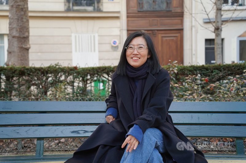 駐法國台灣文化中心主任胡晴舫在巴黎5年期間奔波歐洲多地，在各項指標性文化節慶中推介台灣文化與藝術，如今任務結束，她也將回到台灣，重拾作家身分。攝於12月16日。中央社記者曾依璇巴黎攝　114年12月28日