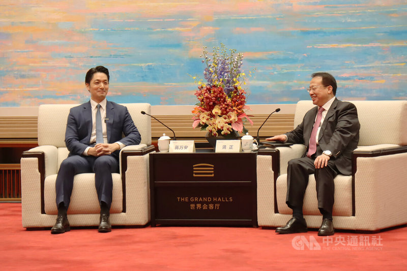 蔣萬安（左）28日抵達上海，在雙城論壇主論壇開始前，與上海市長龔正（右）會面。這是蔣萬安第2次以台北市長身分，到上海參加雙城論壇。中央社記者張淑伶上海攝 114年12月28日