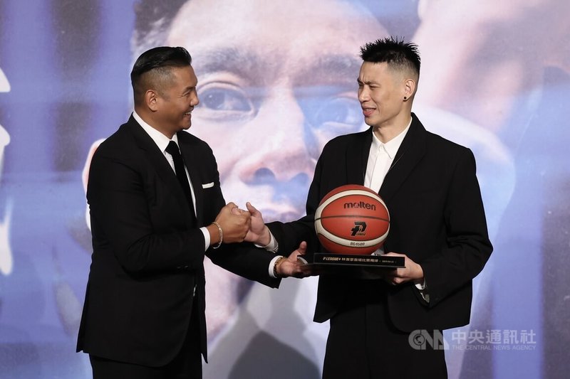 籃球球星林書豪（右）28日在退休4個月後舉行球迷感謝會，除了收下PLG副會長陳建州（左）所送的退休禮外，也提到自己和兒子關係大躍進。中央社記者吳家昇攝 114年12月28日