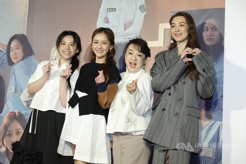 電影「陽光女子合唱團」首映會28日下午在台北舉行，演員翁倩玉（右2）、陳意涵（左2）、羅晨恩（左1）、曾珮瑜（右1）亮相合影，分享拍片心得。中央社記者翁睿坤攝　114年12月28日