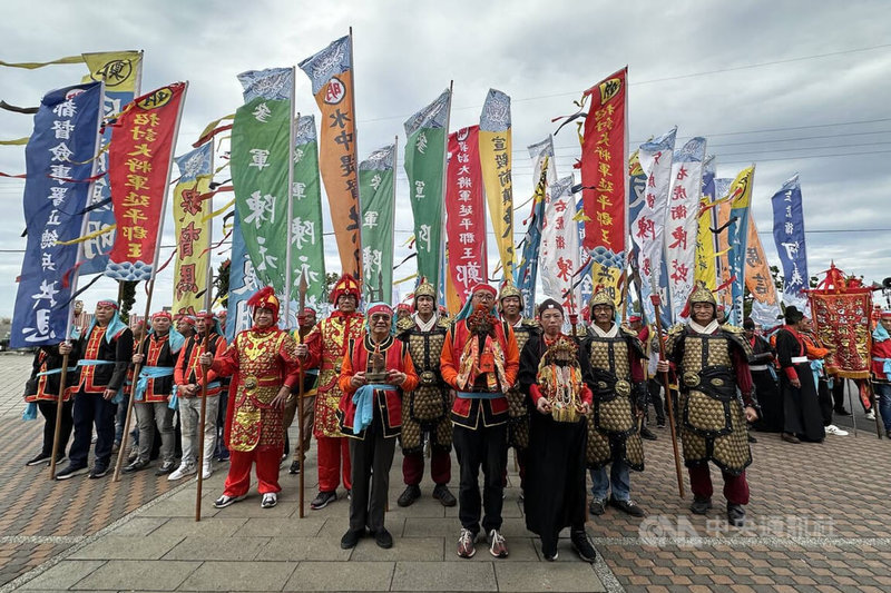 台南鹿耳門天后宮28日舉辦「溯源尋根．鄭成功登陸鹿耳門」歷史活動，邀請來自各地祀奉鄭成功宮廟代表乘筏進行登陸體驗，並復刻媽祖金身隨艦場景。中央社記者楊思瑞攝　114年12月28日