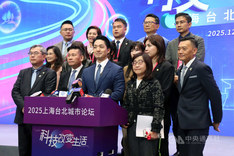 台北市長蔣萬安28日抵達上海參加雙城論壇,開幕式結束後與台北市府人員、議員等受訪,重申開幕致詞式中期盼兩岸和平的立場。中央社記者張淑伶上海攝 114年12月28日