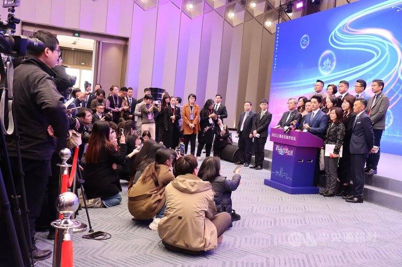 台北市長蔣萬安28日抵達上海參加雙城論壇，開幕式結束後與台北市府人員、議員等受訪，眾多兩岸媒體採訪。中央社記者張淑伶上海攝　114年12月28日