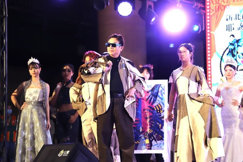  新北市政府28日在市民廣場舉辦「New Vogue! New Fashion! 2025鬥艷時尚耶誕秀」，副市長劉和然（前）也穿上原創設計服裝走上伸展台，展現對學生專業實力的肯定。（教育局提供）中央社記者王鴻國傳真　114年12月28日