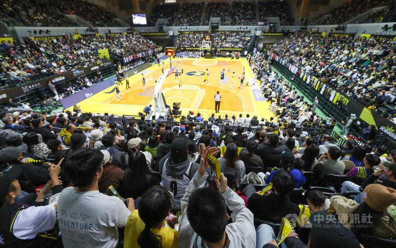 台灣職業籃球大聯盟(TPBL)新北國王28日在新莊體育館舉辦傳奇榮耀主題週,賽後進行Linsanity Forever林書豪球衣退休儀式,吸引許多球迷到場。中央社記者張新偉攝 114年12月28日