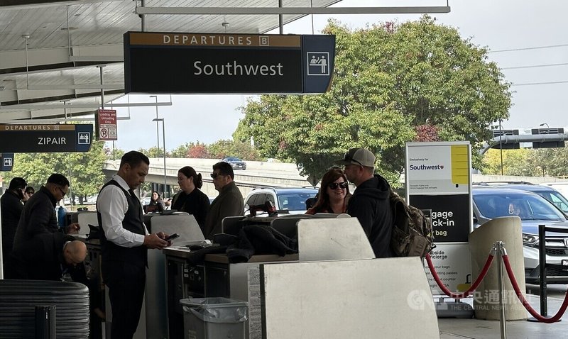 在舊金山灣區機場，人工行李托運服務仍受到許多旅客青睞。中央社記者張欣瑜舊金山攝　114年12月28日