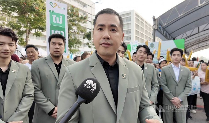 今年12月才正式對外宣傳的泰國拉克查黨以年輕人為號召。黨秘書長提提潘表示，作為新政黨，希望能為政治注入新活力，做出實質的改變。中央社記者李宗憲曼谷攝　114年12月28日