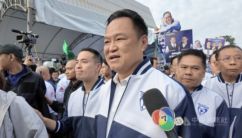 泰自豪黨推派泰國看守政府領導人阿努廷角逐2026總理大選，該政黨以「政府持續性」為訴求，強調阿努廷擁有豐富的執政經驗且有廣泛民意支持，應繼續執政。中央社記者李宗憲曼谷攝　114年12月28日