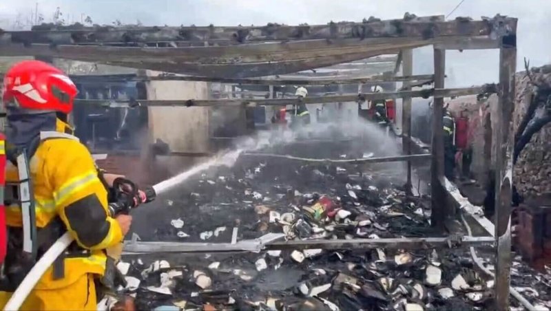 澎湖菓葉村一處鐵皮屋28日疑似製作燒餅油酥時，油鍋不慎起火，在風勢助長下，濃煙直衝天際，澎湖消防局灌救獲控制，起火原因調查釐清中。（澎湖消防局提供）中央社   114年12月28日