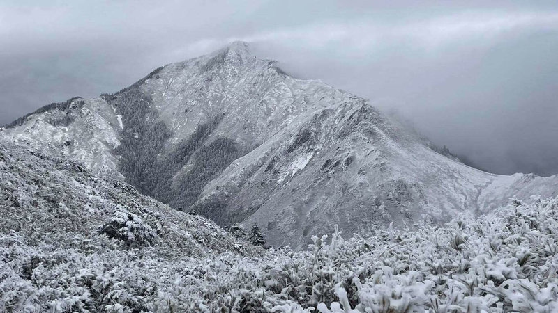 受到強烈冷氣團影響，雪霸國家公園內3000公尺以上高山28日積雪已逾20公分，步道部分路段出現結冰的情況，雪管處提醒山友入山務必備妥雪地「3寶」，如有不適應立即下撤以確保安全。（雪管處提供）中央社記者管瑞平傳真　114年12月28日